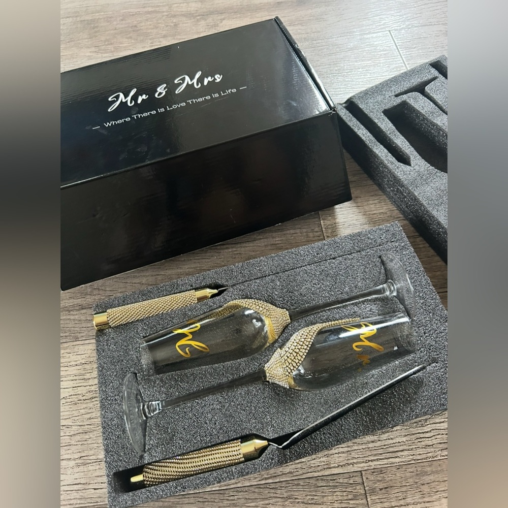 Gold and Silver Champagne Flute and Cake Set - Picture 4 of 5